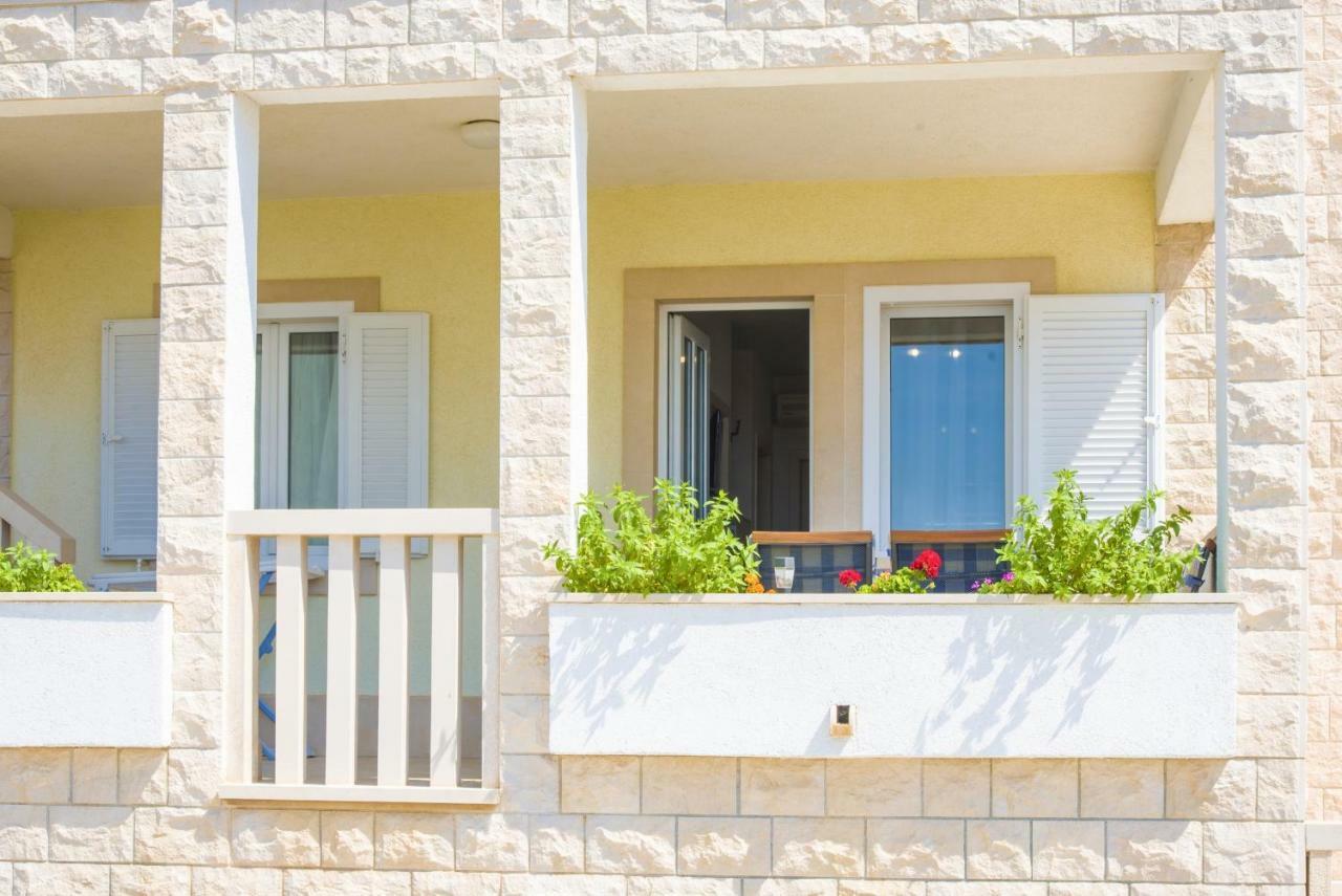 Eni Apartments Бол Екстер'єр фото